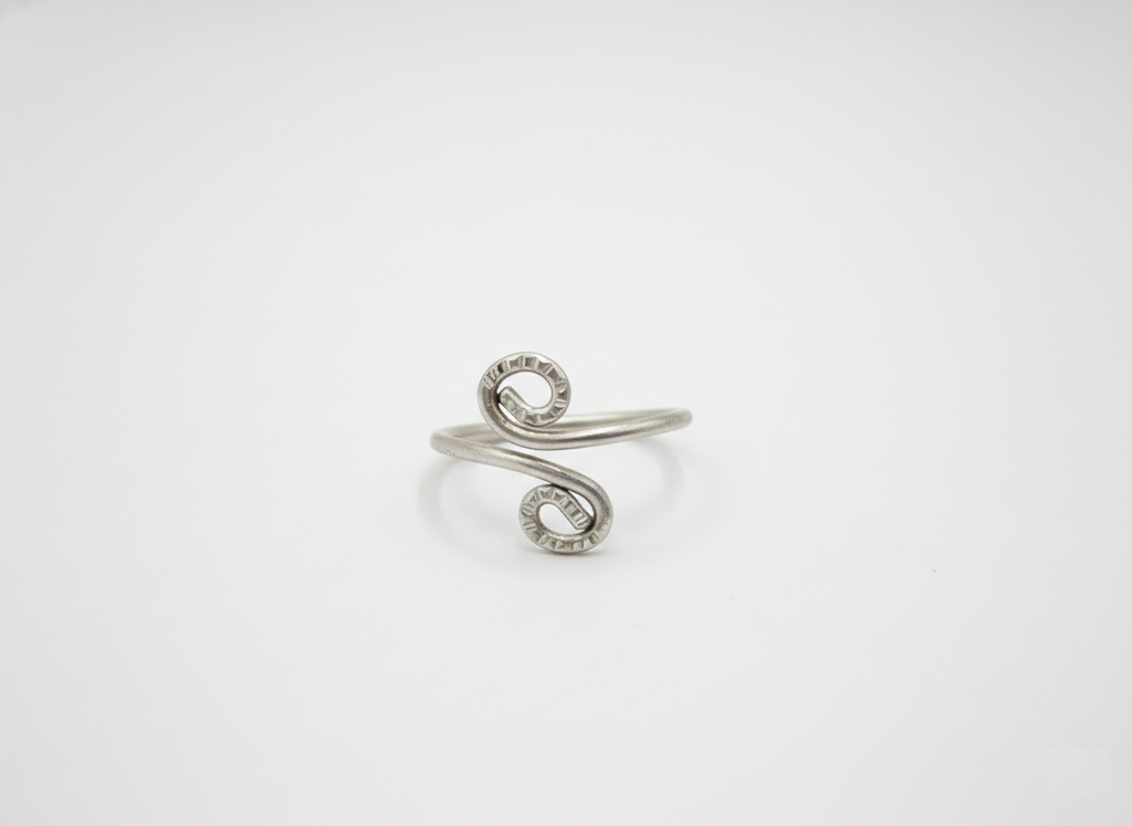 Bague LOUISA martelée en argent vue des détails
