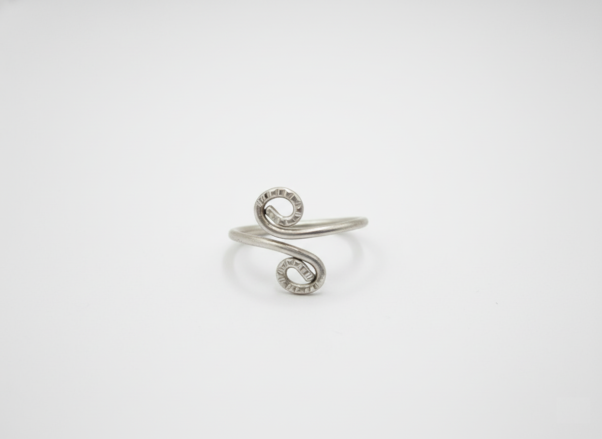 Bague LOUISA martelée en argent vue des détails

