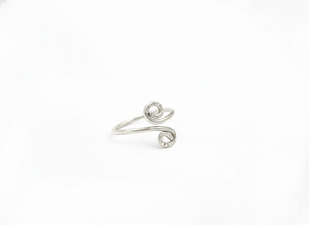 Bague LOUISA martelée en argent vue de face