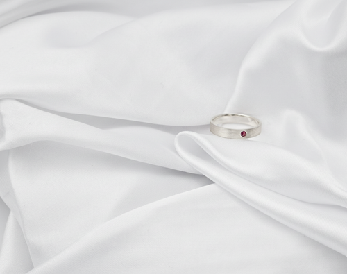 ALEXIA - Bague en argent et pierre sertie, grenat almandrin finition brossée vue de coté