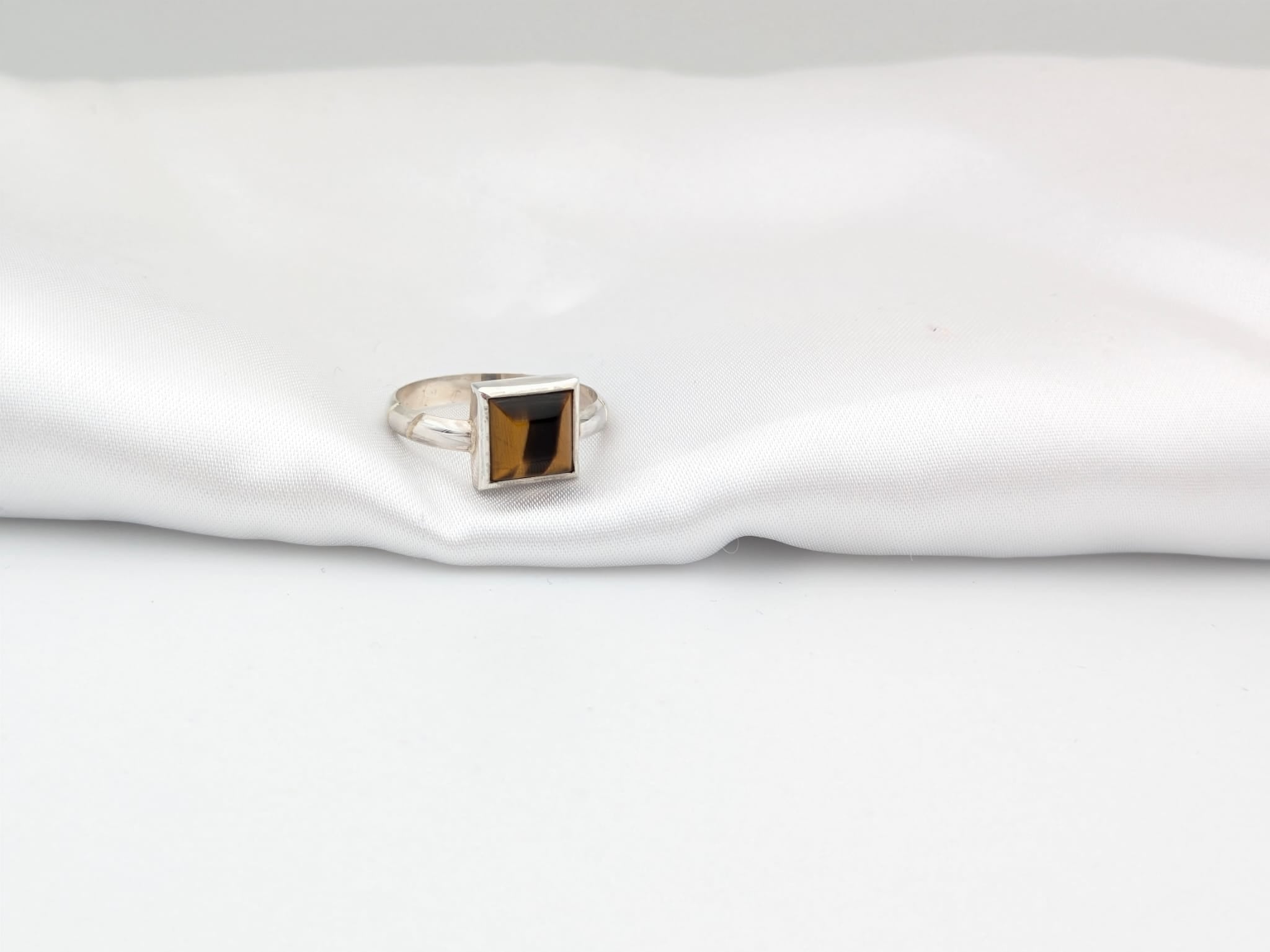 Bague en argent BARBARA avec pierre sertie oeil de tigre. Anneau gravé. Vue détaillée