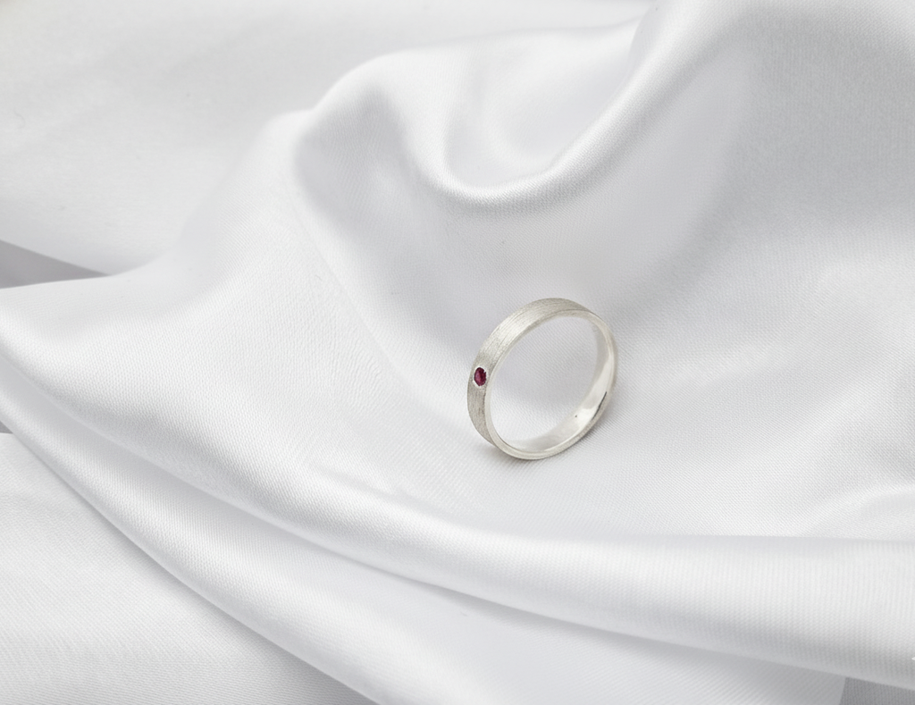 ALEXIA - Bague en argent et pierre sertie, grenat almandrin, finition brossée vue de face bague unisexe
