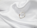 ALEXIA - Bague en argent et pierre sertie, grenat almandrin, finition brossée vue de face bague unisexe