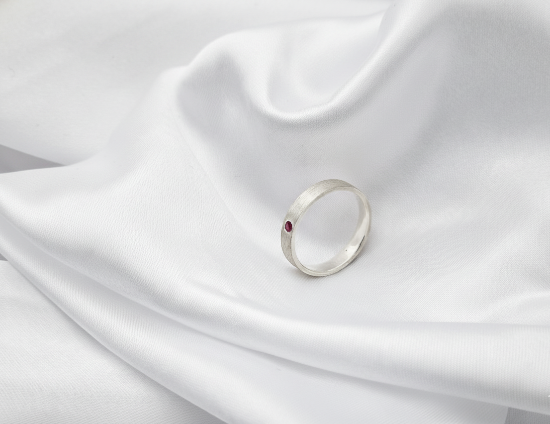 ALEXIA - Bague en argent et pierre sertie, grenat almandrin, finition brossée vue de face bague unisexe