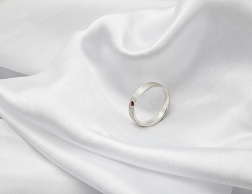 ALEXIA - Bague en argent et pierre sertie, grenat almandrin, finition brossée vue de face bague unisexe