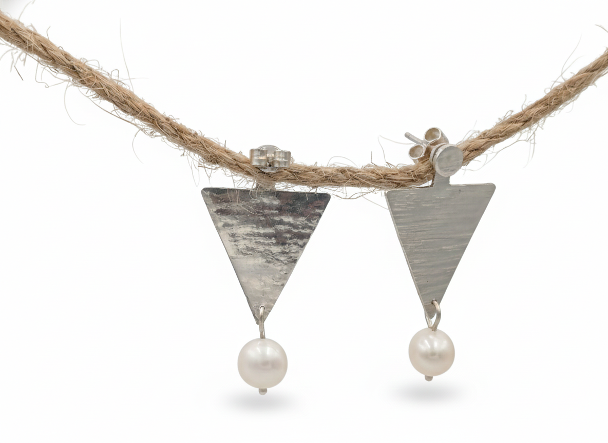 Boucles d'oreilles CARLA en argent de forme triangle avec perles d'eau douce, détails. La partie pendante s'attache derrière l'oreille