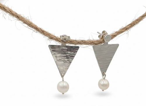 Boucles d'oreilles CARLA en argent de forme triangle avec perles d'eau douce, détails. La partie pendante s'attache derrière l'oreille