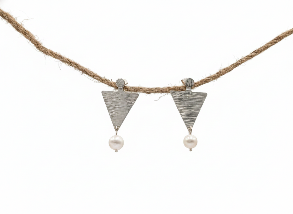 Boucles d'oreilles CARLA en argent de forme triangle avec perles d'eau douce vue de face. La partie pendante s'attache derrière l'oreille