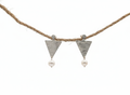 Boucles d'oreilles CARLA en argent de forme triangle avec perles d'eau douce vue de face. La partie pendante s'attache derrière l'oreille