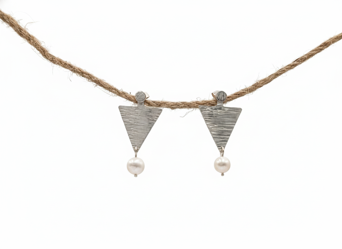 Boucles d'oreilles CARLA en argent de forme triangle avec perles d'eau douce vue de face. La partie pendante s'attache derrière l'oreille
