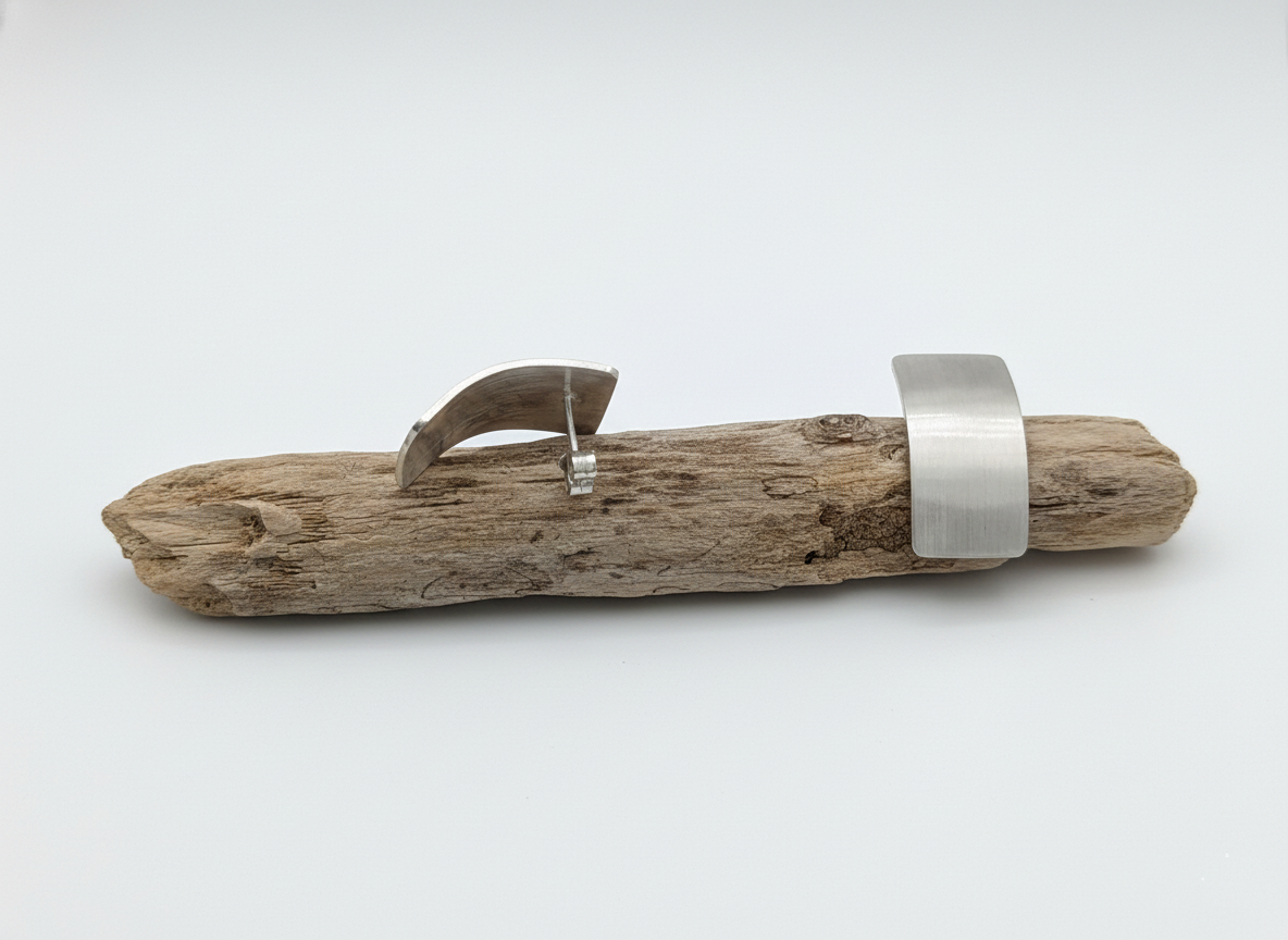 Boucles d'oreilles IRIS rectangulaires en argent, finition brossée vue des détails