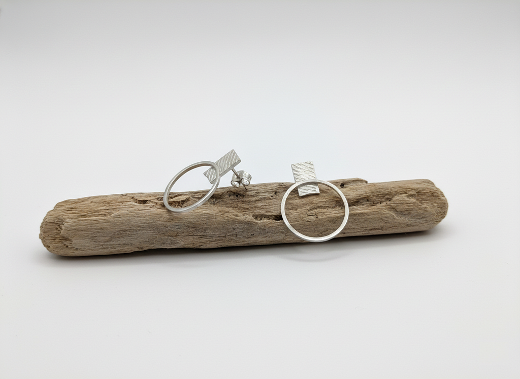 Boucles d'oreilles NICOLE en argent bi-texture vue de coté