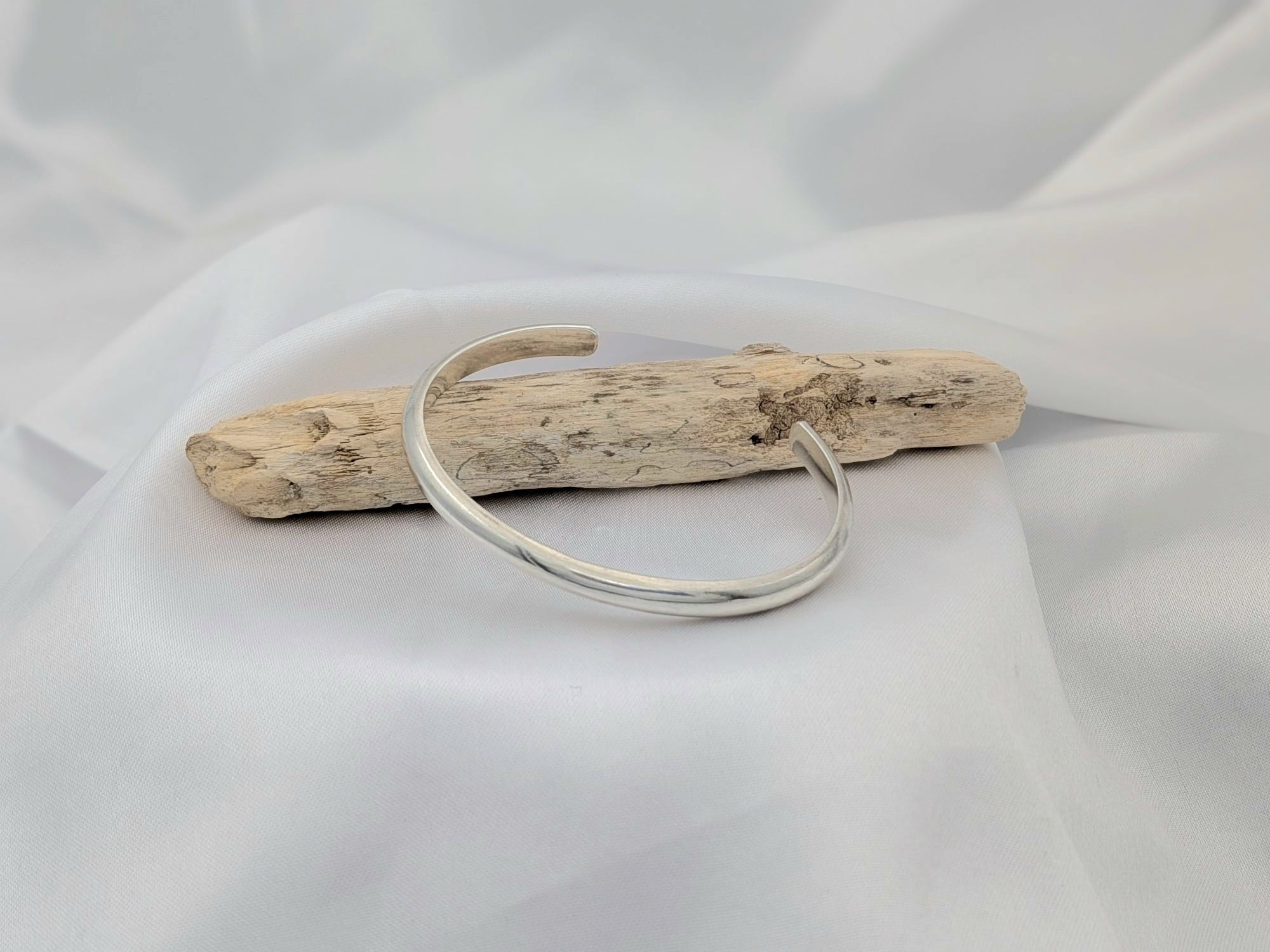 Bracelet jonc ajusté au poignet en argent