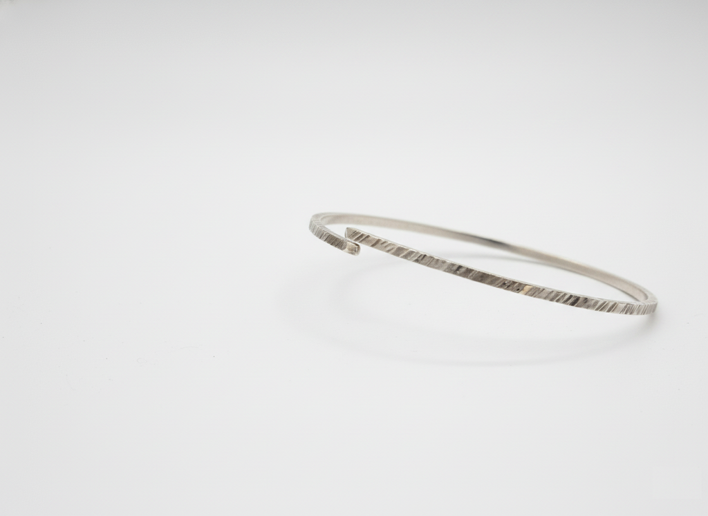 Bracelet martelé MORGANE en argent, lâche au poignet, vue détaillée