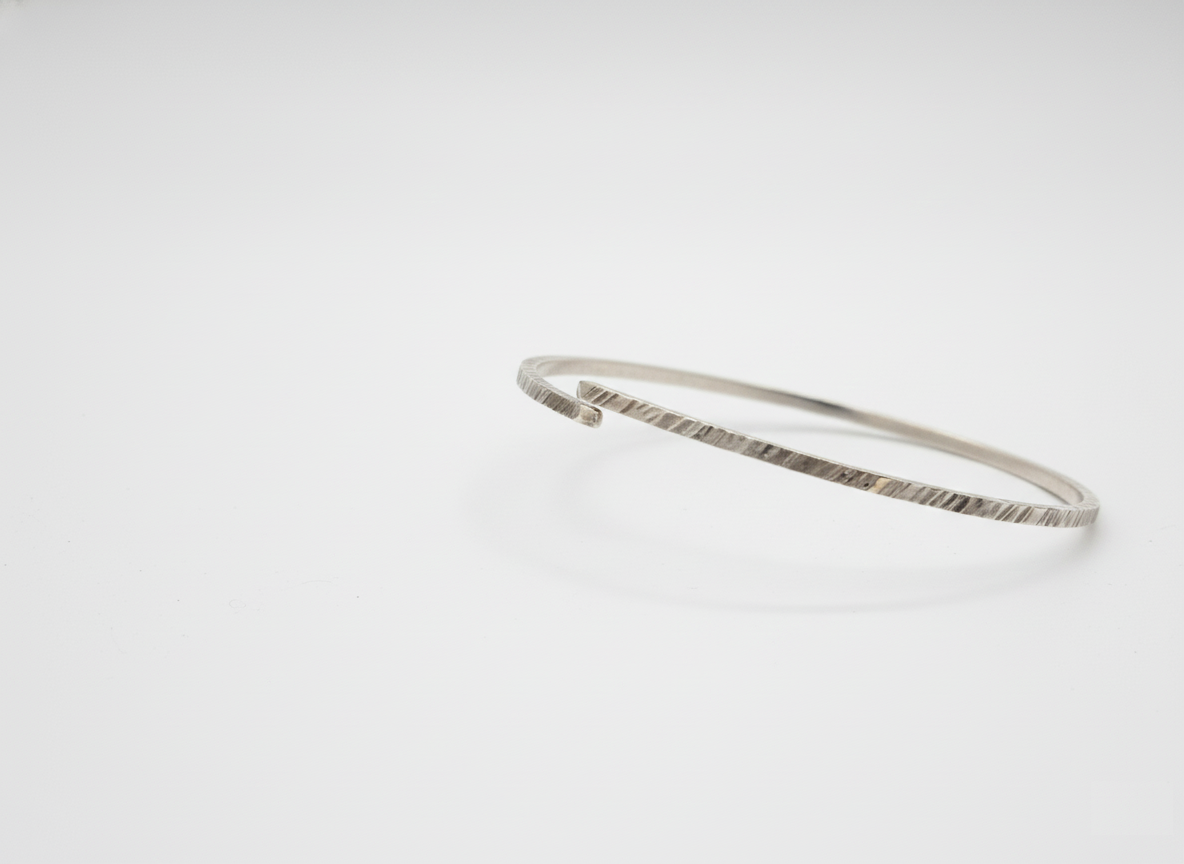 Bracelet martelé MORGANE en argent, lâche au poignet, vue détaillée