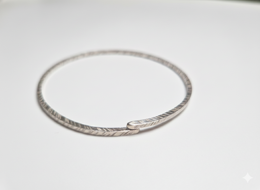 Bracelet martelé MORGANE en argent, lâche au poignet, vud de face