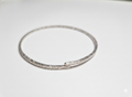 Bracelet martelé MORGANE en argent, lâche au poignet, vud de face