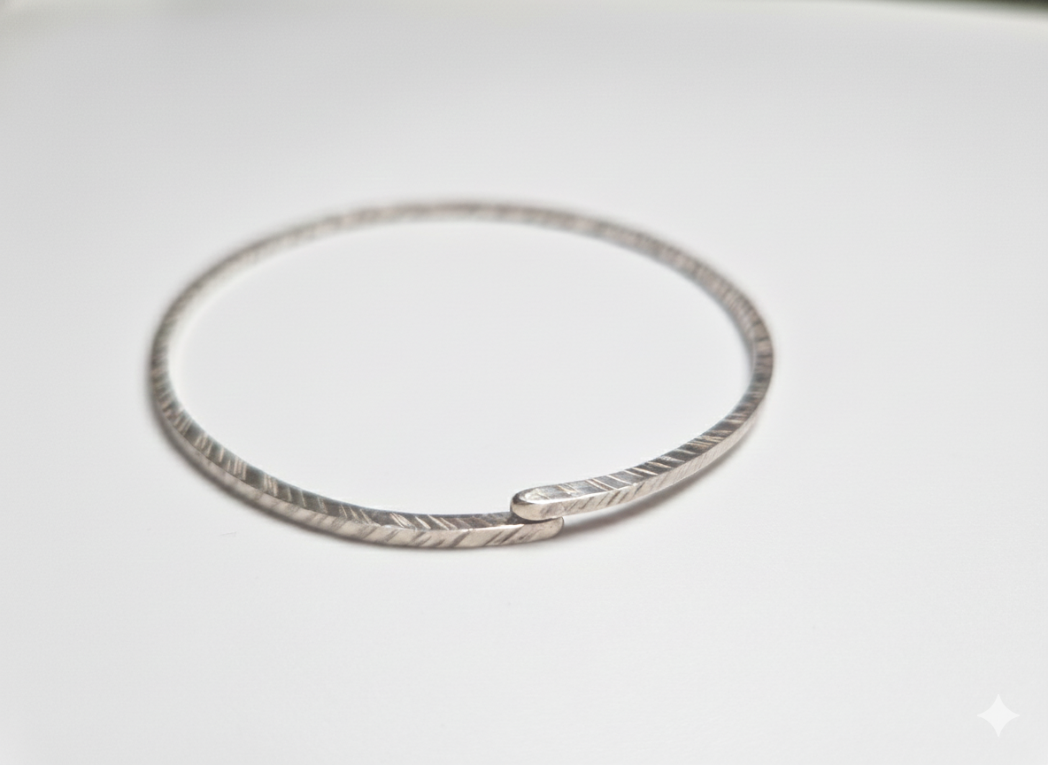 Bracelet martelé MORGANE en argent, lâche au poignet, vud de face