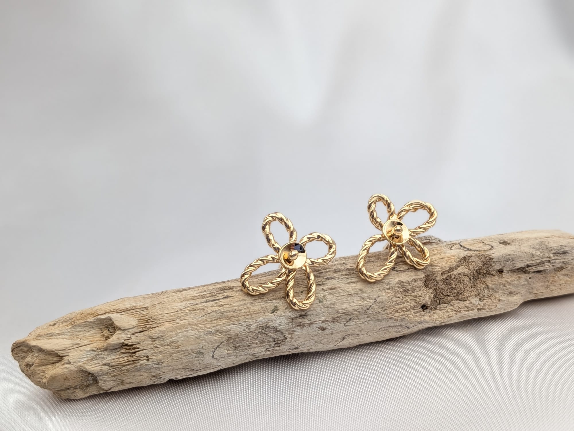 HELENE - Boucles d'oreilles fleurs en plaqué or 5µ