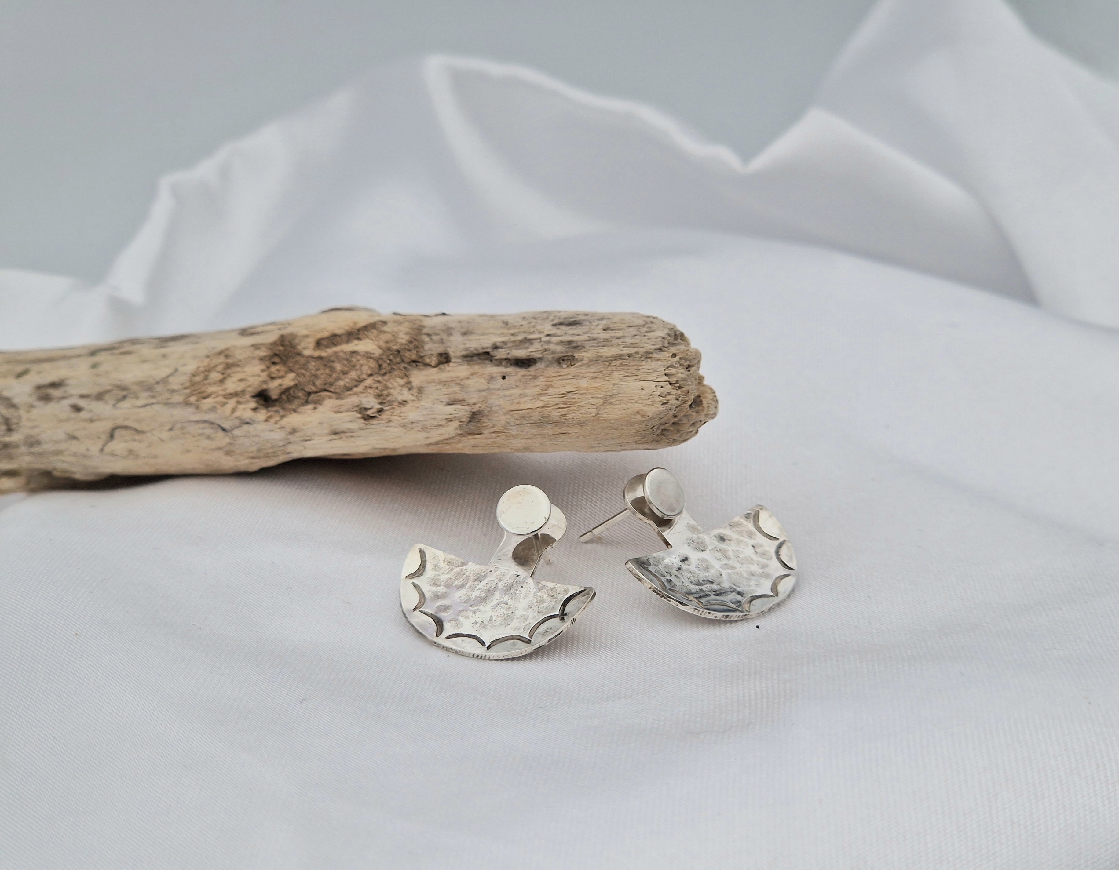 Boucles OLIVIA en argent derrière l'oreille détaillées
