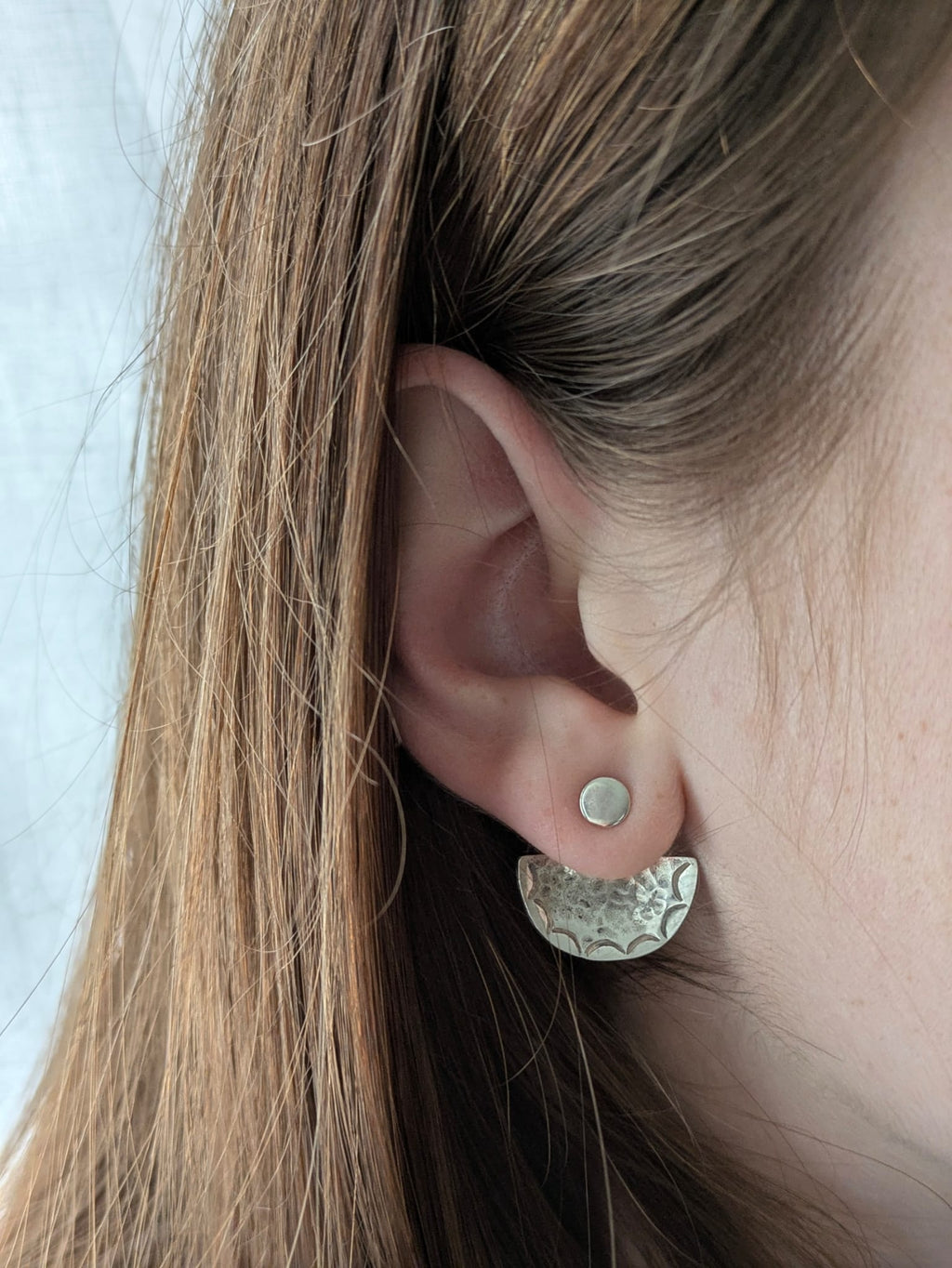 Boucles OLIVIA en argent derrière l'oreille portées