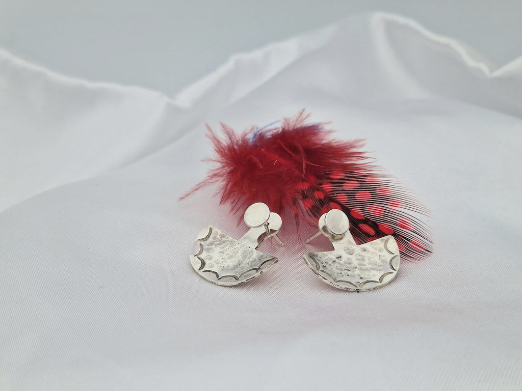 Boucles OLIVIA en argent derrière l'oreille vues de face