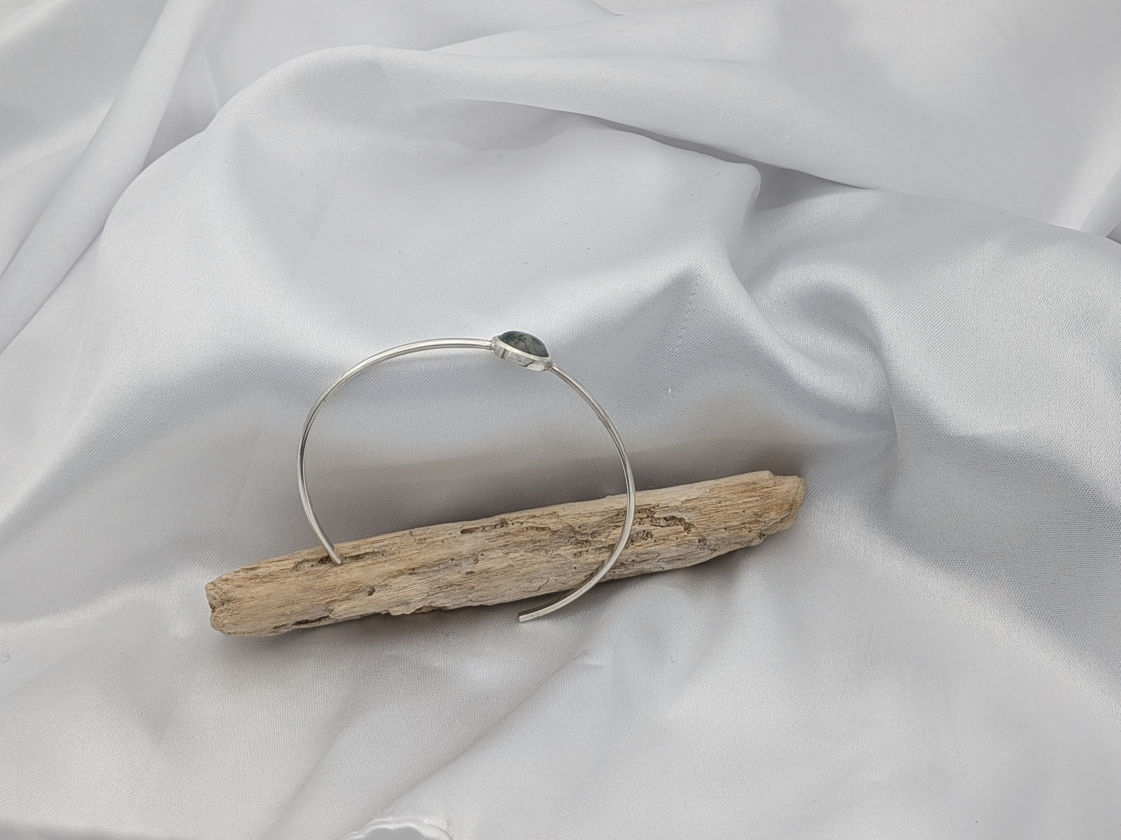 bracelet argent serti d'une agate vu de profil