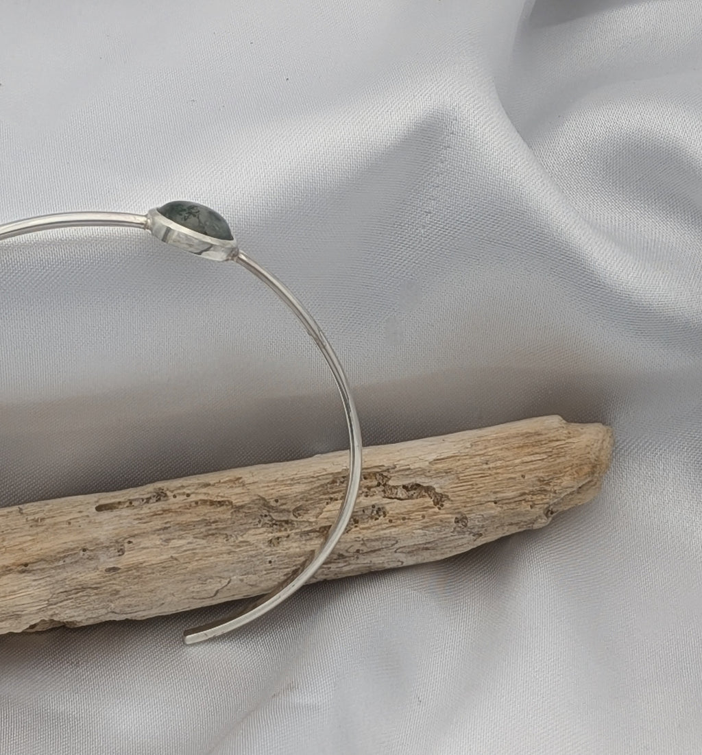 bracelet argent serti d'une agate vu de profil zoomé