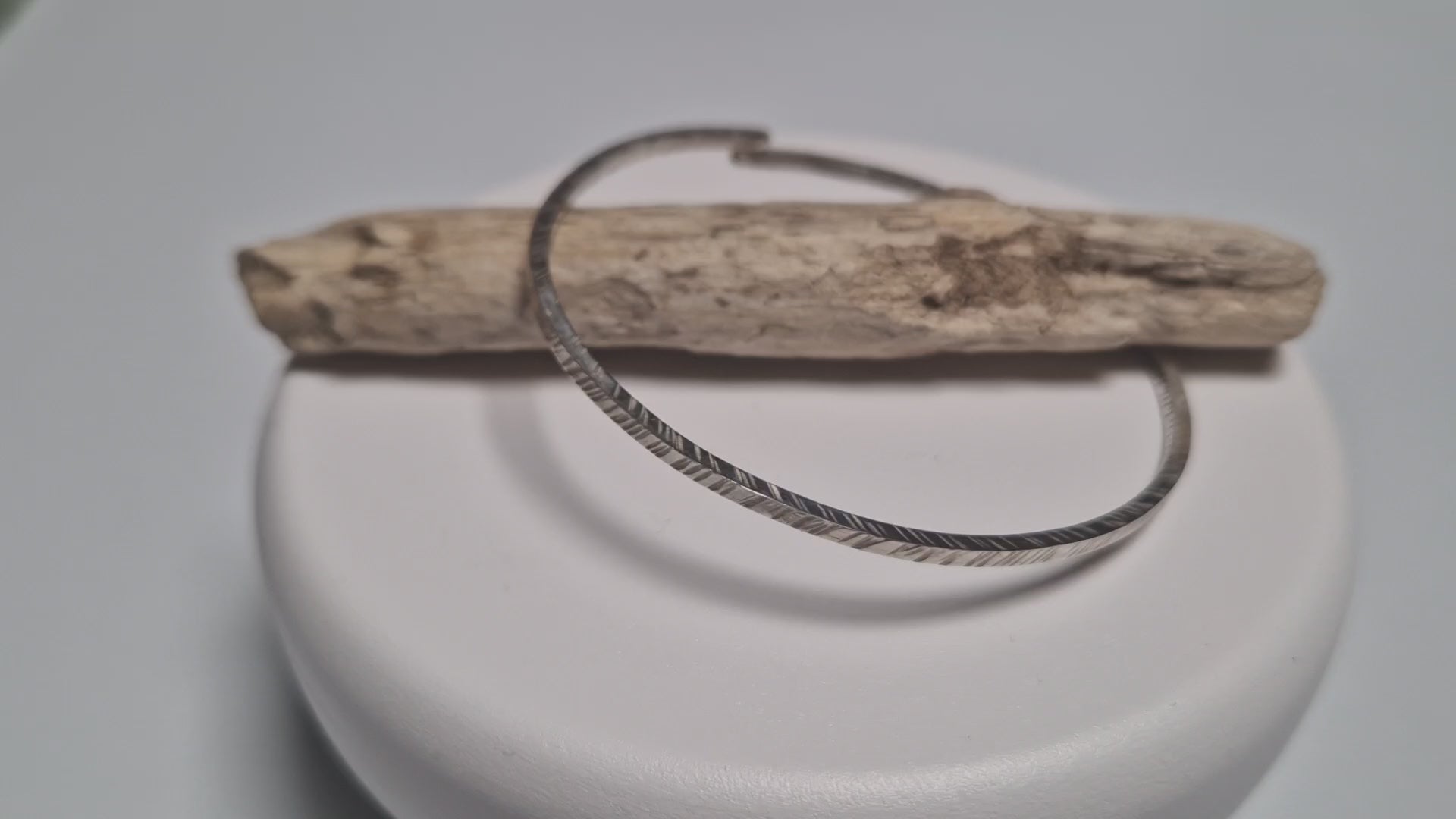 Bracelet martelé MORGANE en argent, lâche au poignet, vidéo du bracelet